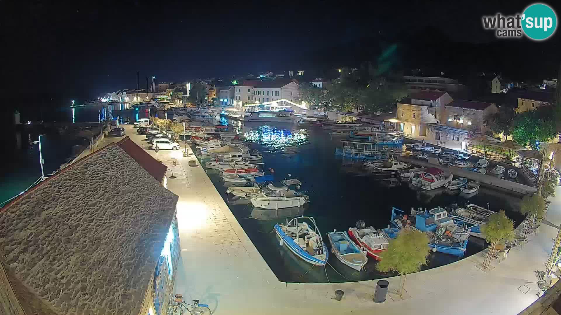 Web kamera Bol Riva – Pogled uživo na luku i marinu
