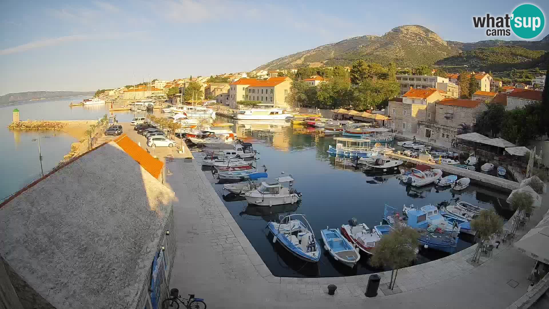 Spletna kamera Bol pristanišče – Pogled v živo na Rivo in marino