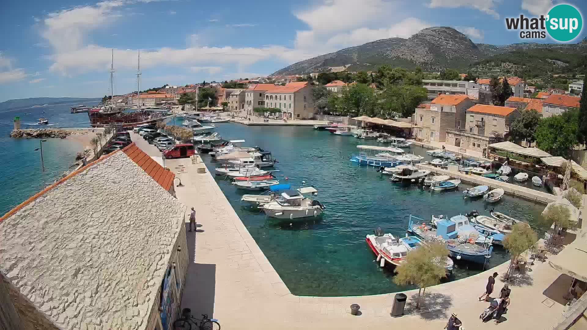 Spletna kamera Bol pristanišče – Pogled v živo na Rivo in marino
