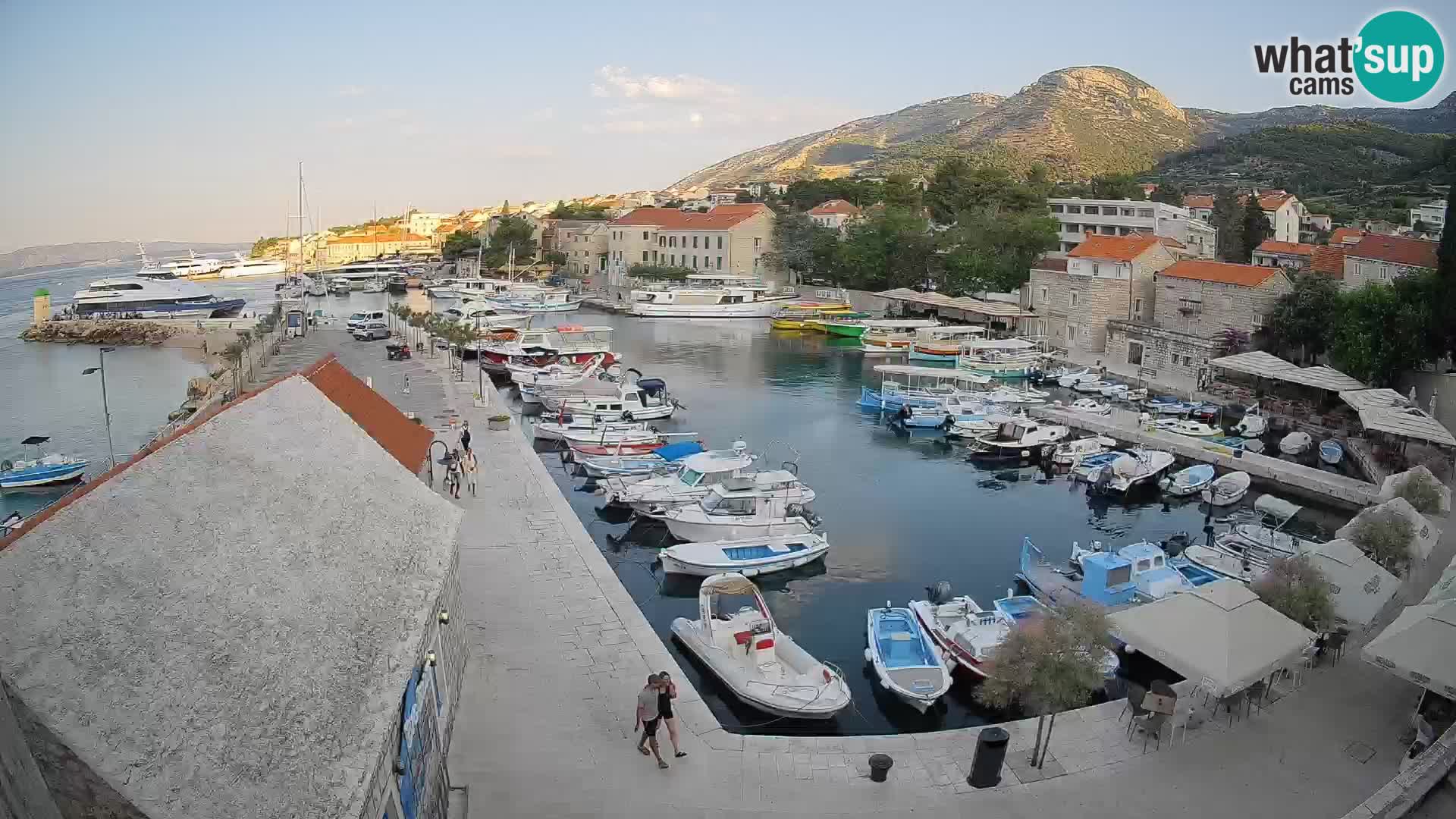 Spletna kamera Bol pristanišče – Pogled v živo na Rivo in marino