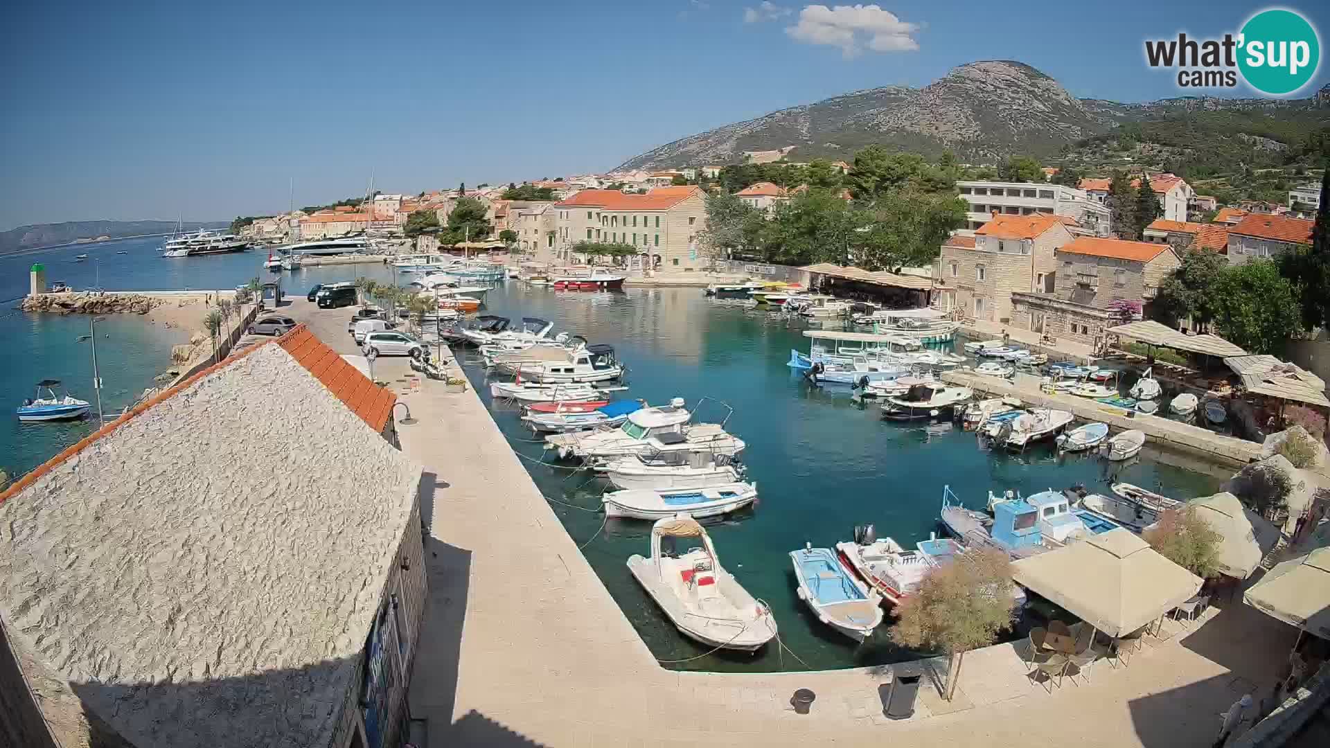 Web kamera Bol Riva – Pogled uživo na luku i marinu