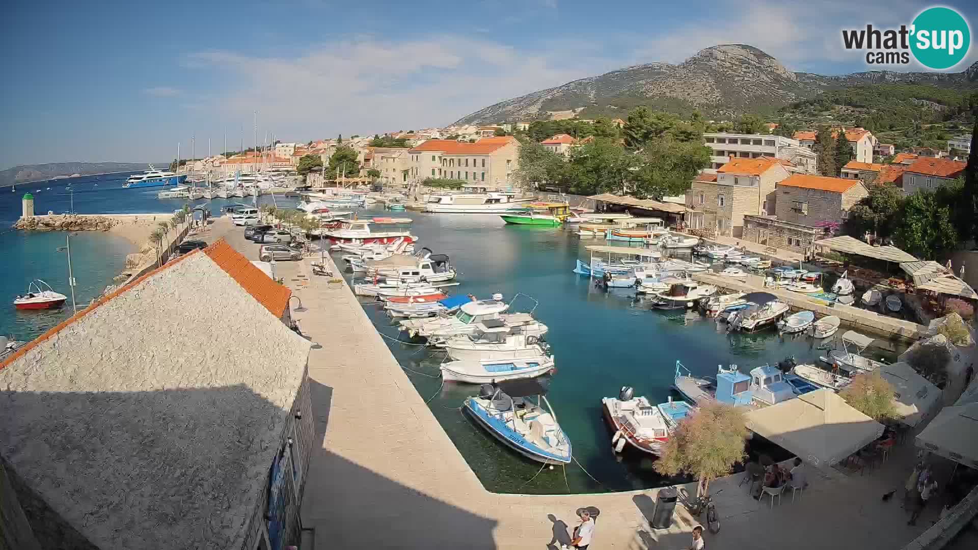 Spletna kamera Bol pristanišče – Pogled v živo na Rivo in marino