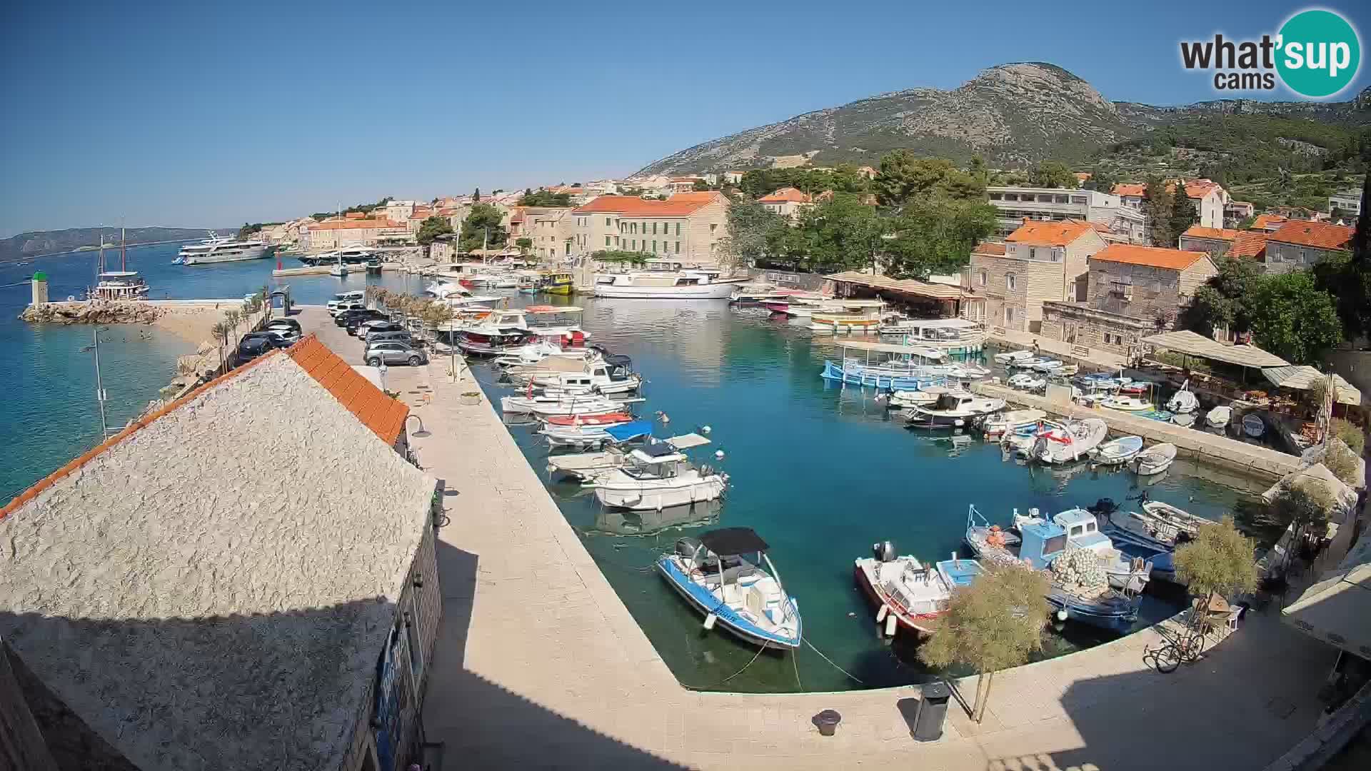 Web kamera Bol Riva – Pogled uživo na luku i marinu