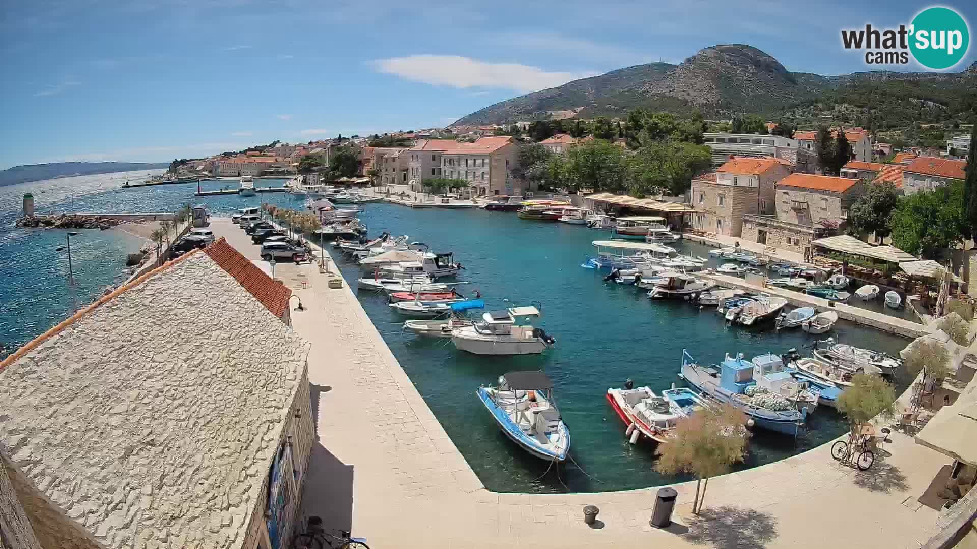 Web kamera Bol Riva – Pogled uživo na luku i marinu
