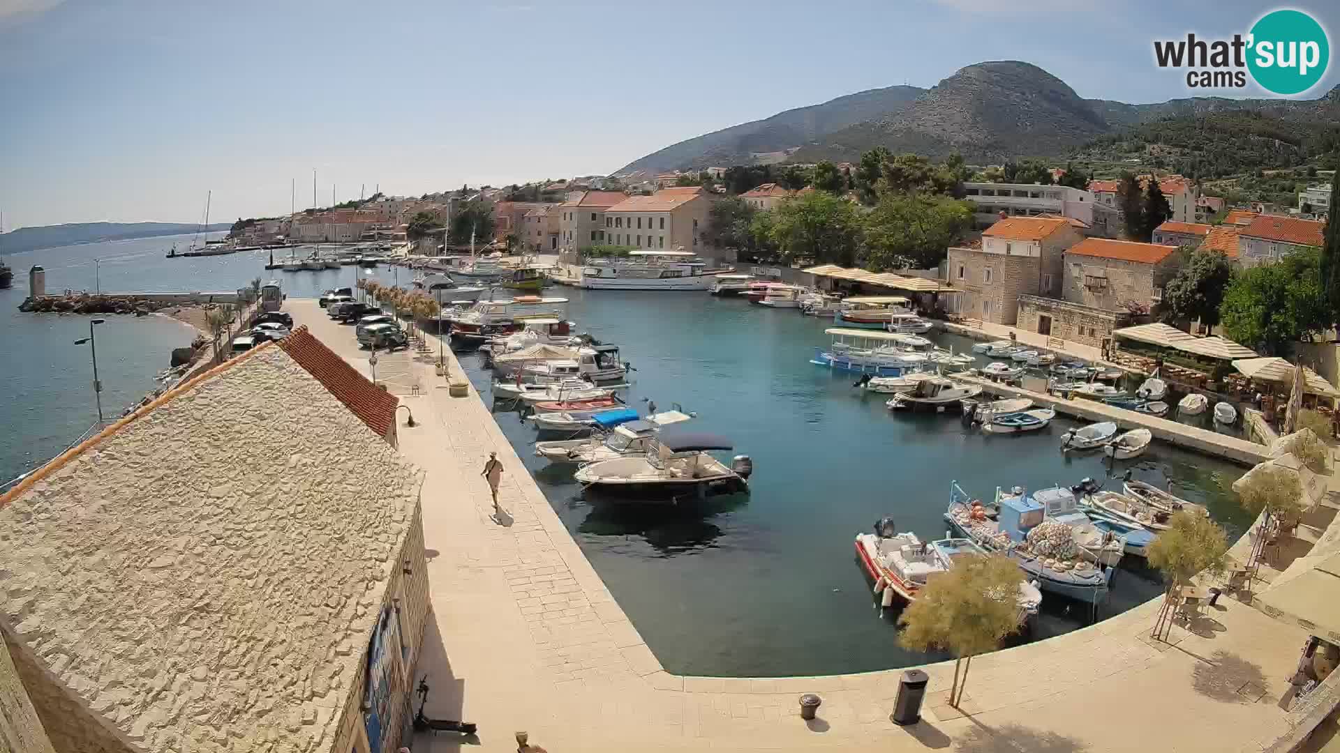 Web kamera Bol Riva – Pogled uživo na luku i marinu