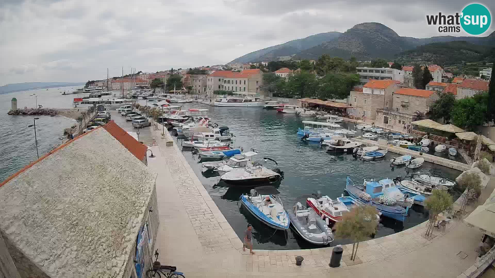 Spletna kamera Bol pristanišče – Pogled v živo na Rivo in marino
