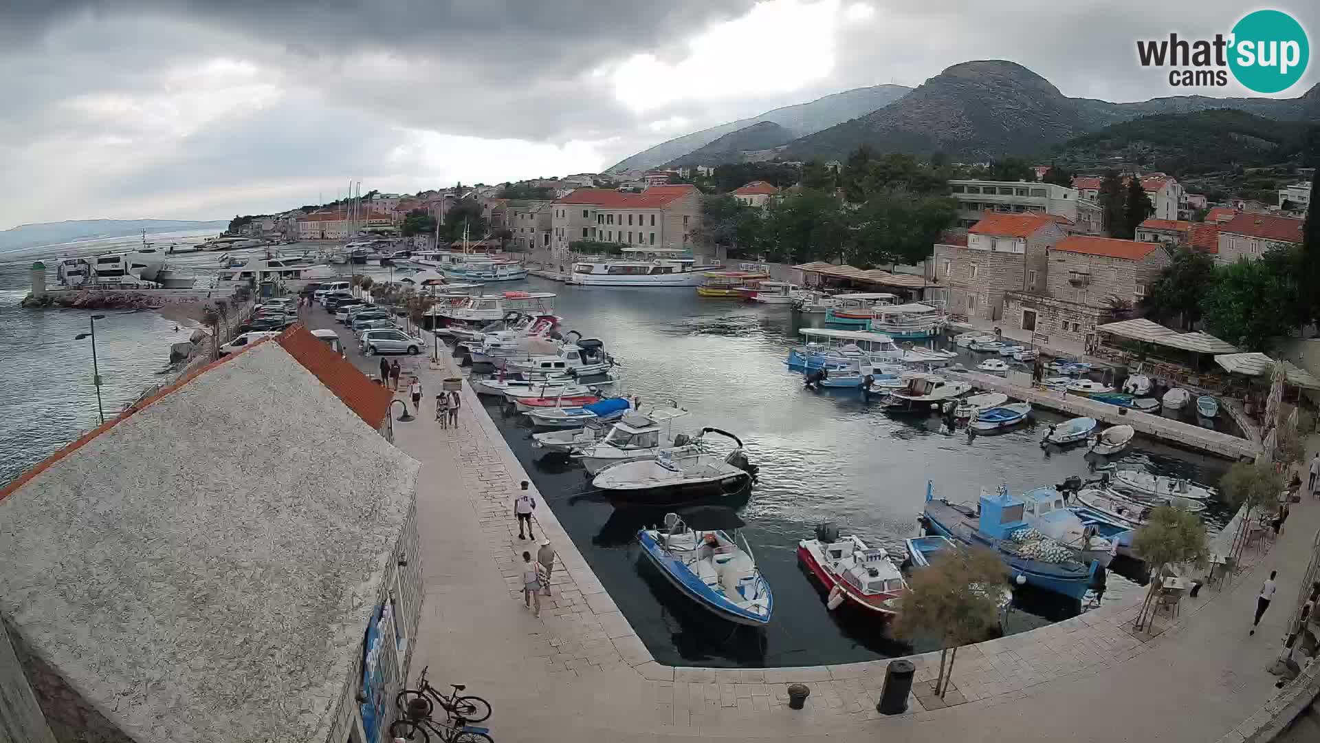 Spletna kamera Bol pristanišče – Pogled v živo na Rivo in marino