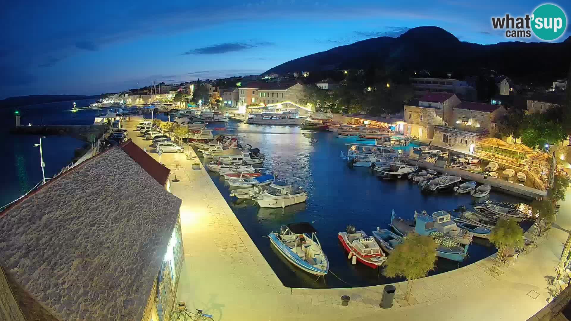 Web kamera Bol Riva – Pogled uživo na luku i marinu