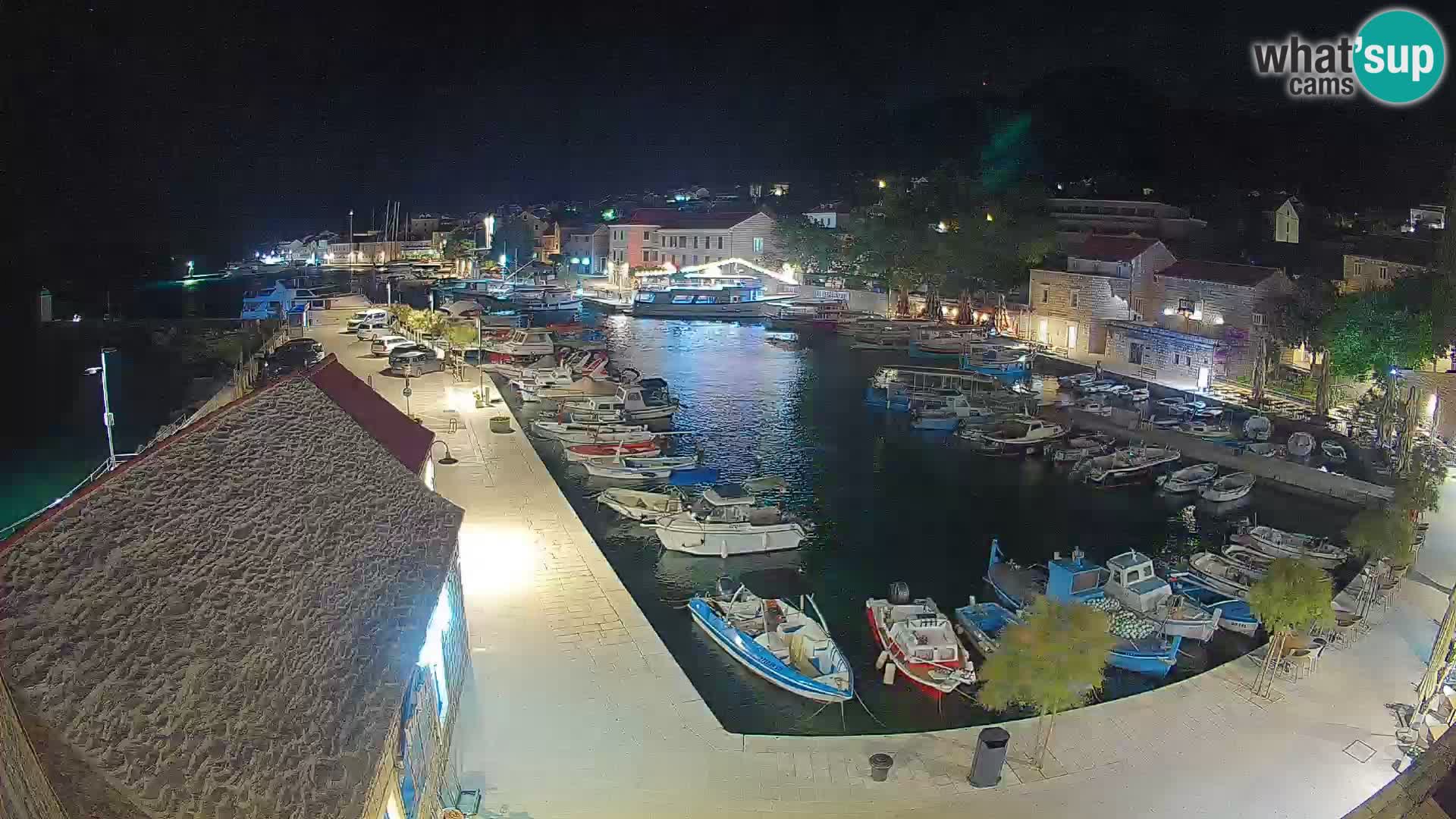 Spletna kamera Bol pristanišče – Pogled v živo na Rivo in marino