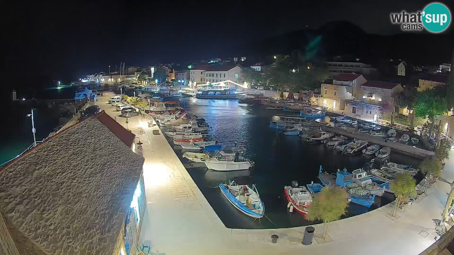 Spletna kamera Bol pristanišče – Pogled v živo na Rivo in marino