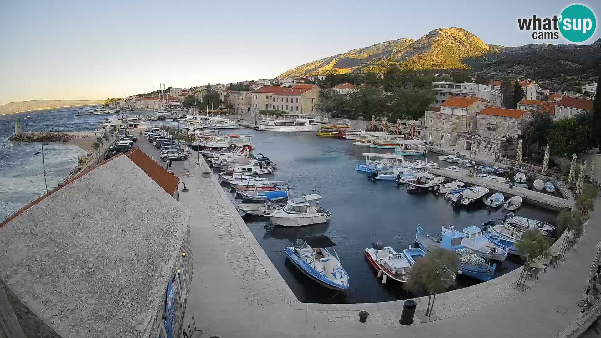 Web kamera Bol Riva – Pogled uživo na luku i marinu