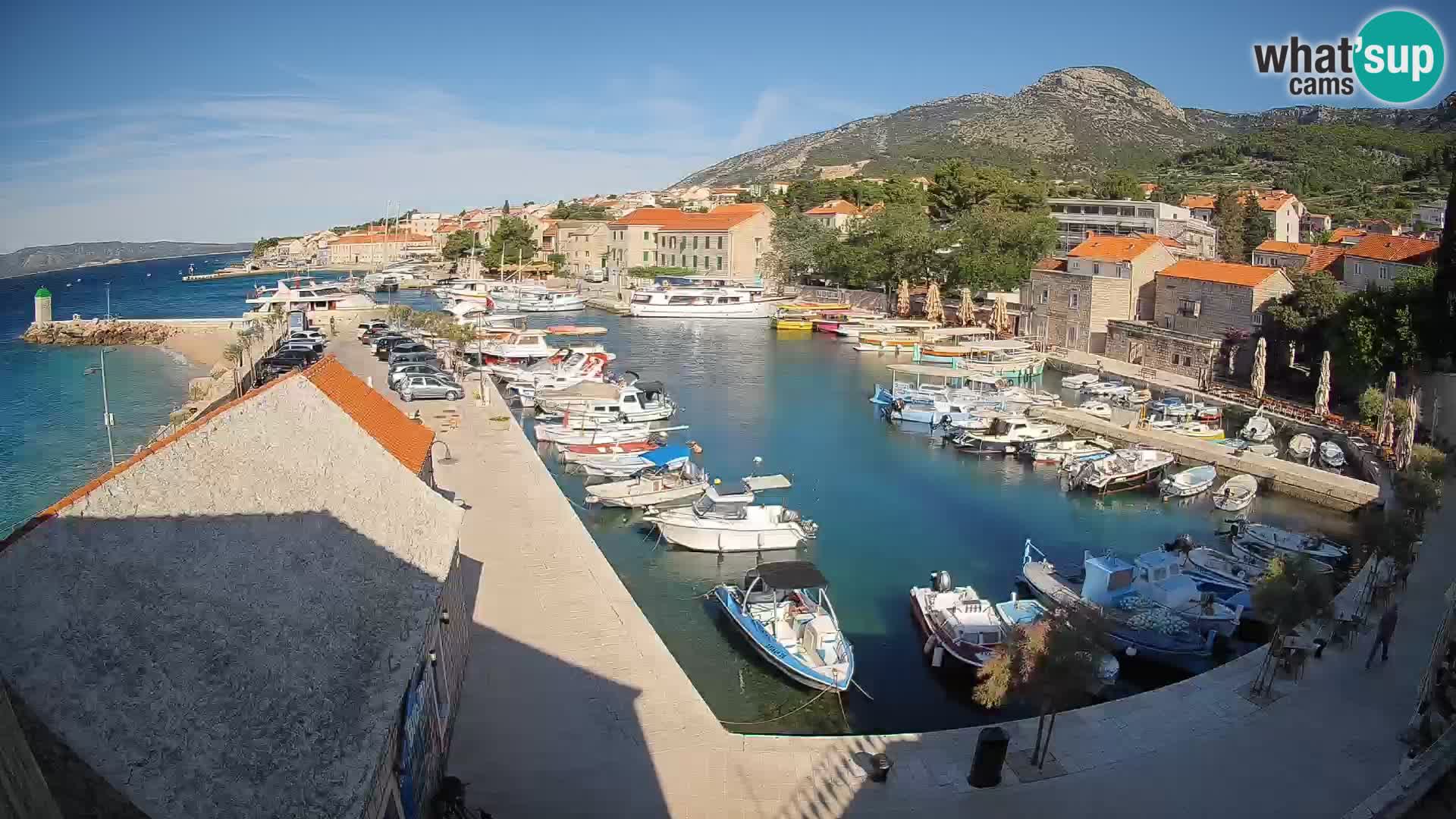 Spletna kamera Bol pristanišče – Pogled v živo na Rivo in marino