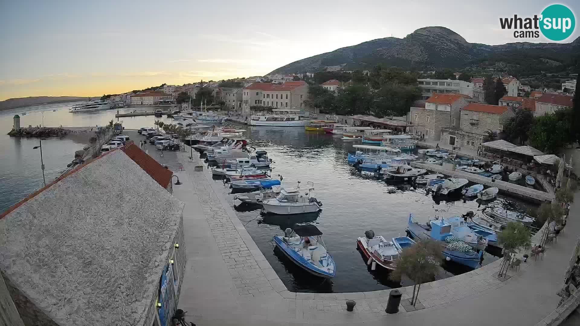 Web kamera Bol Riva – Pogled uživo na luku i marinu