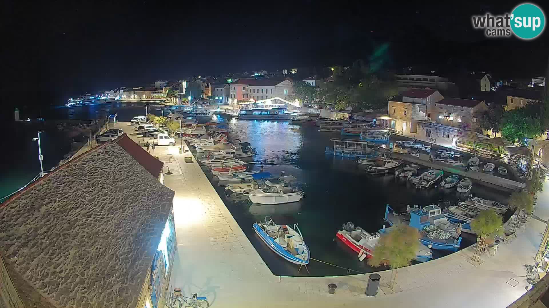 Spletna kamera Bol pristanišče – Pogled v živo na Rivo in marino