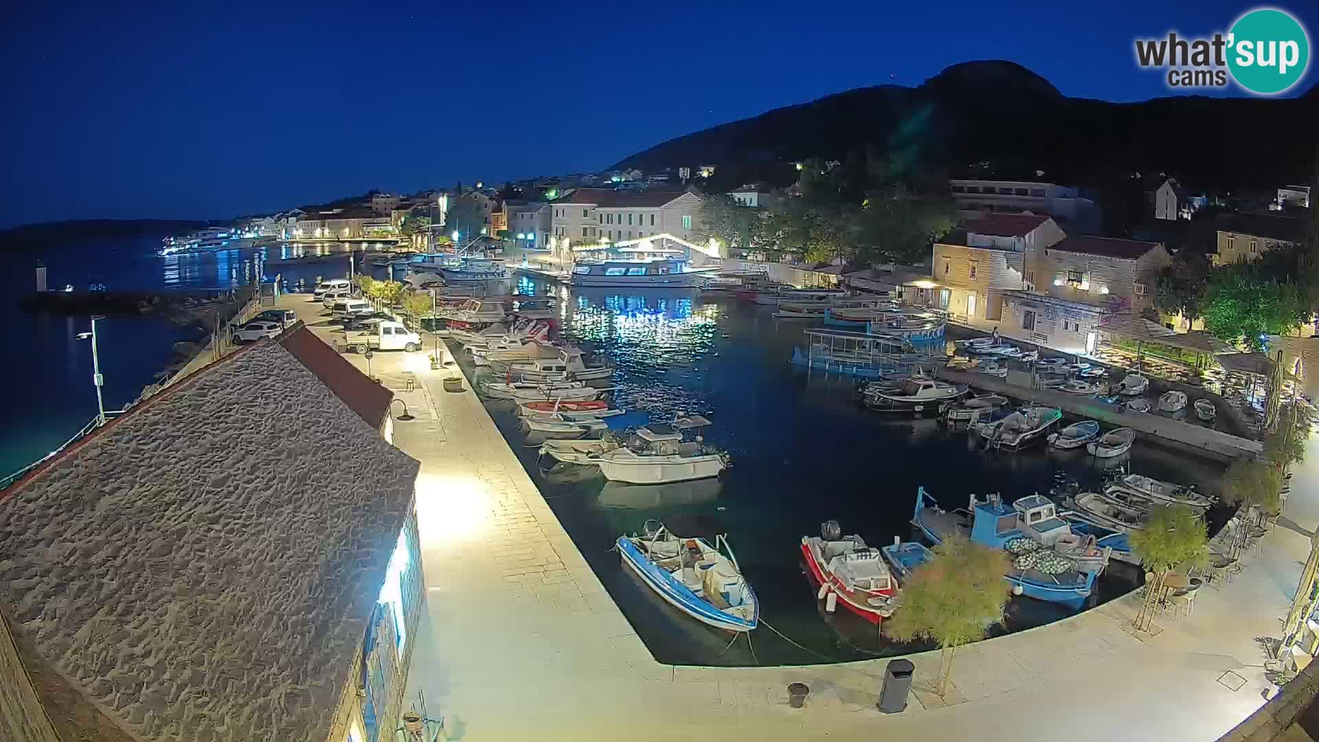 Web kamera Bol Riva – Pogled uživo na luku i marinu
