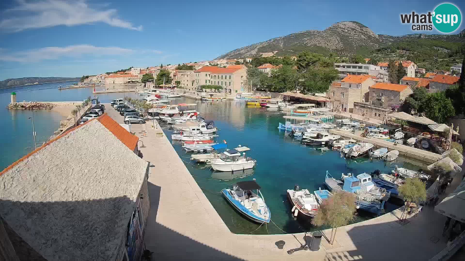 Spletna kamera Bol pristanišče – Pogled v živo na Rivo in marino