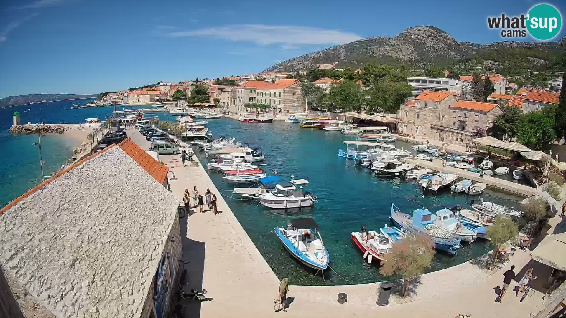 Spletna kamera Bol pristanišče – Pogled v živo na Rivo in marino