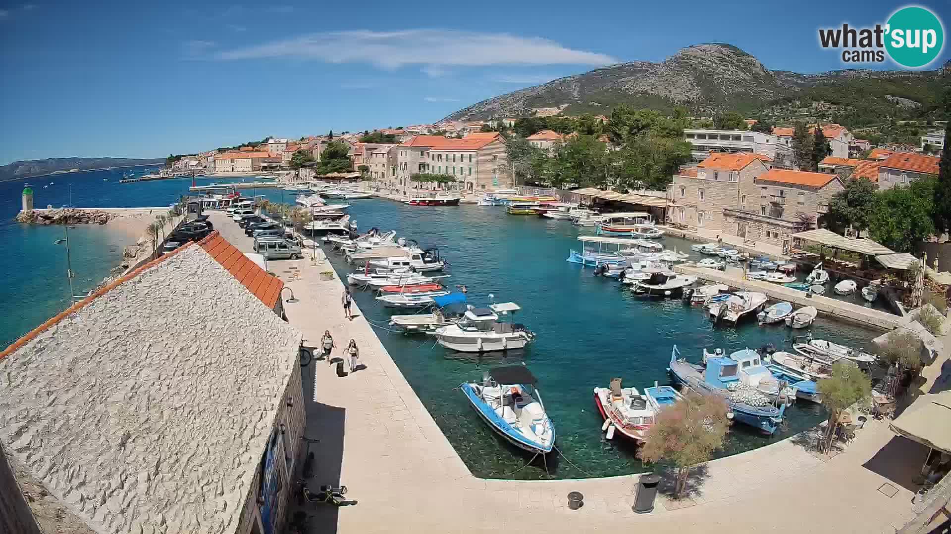 Spletna kamera Bol pristanišče – Pogled v živo na Rivo in marino
