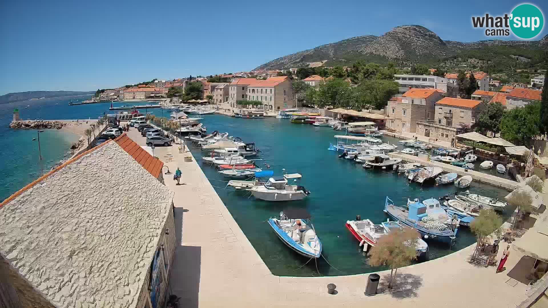 Web kamera Bol Riva – Pogled uživo na luku i marinu