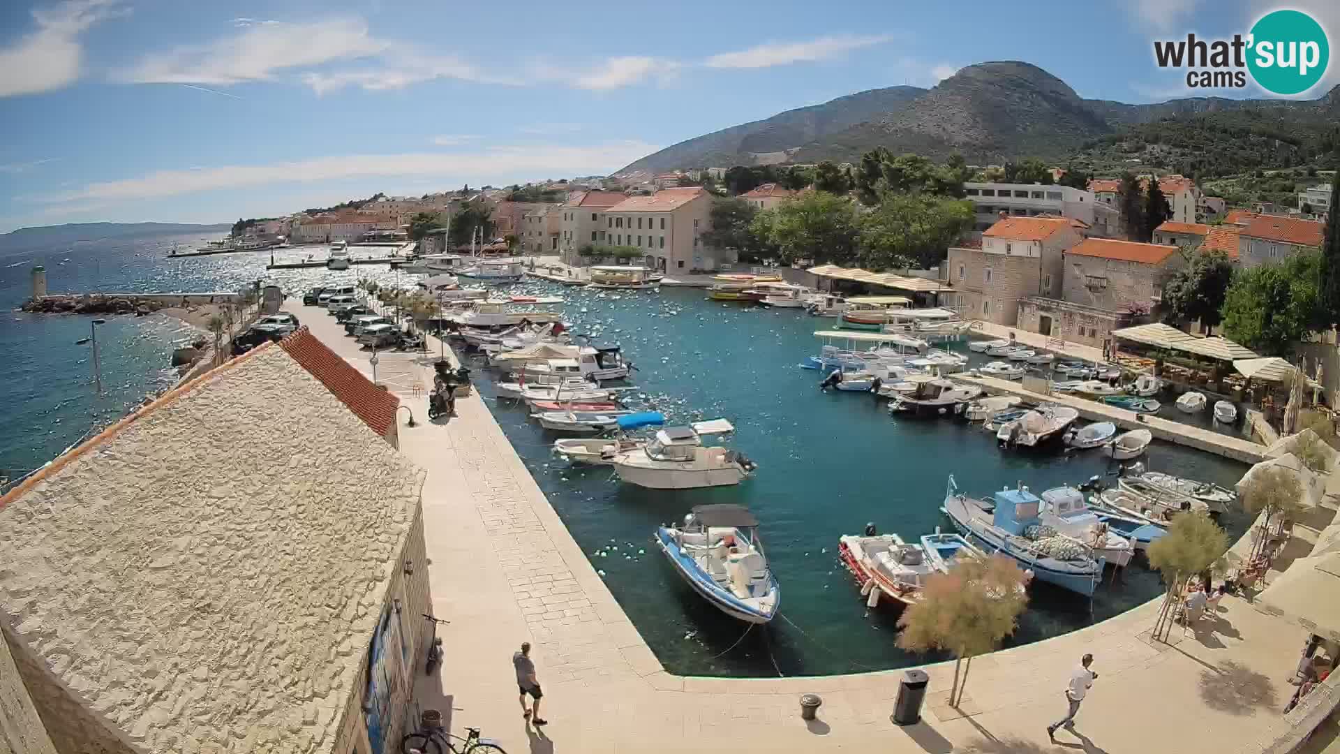 Web kamera Bol Riva – Pogled uživo na luku i marinu