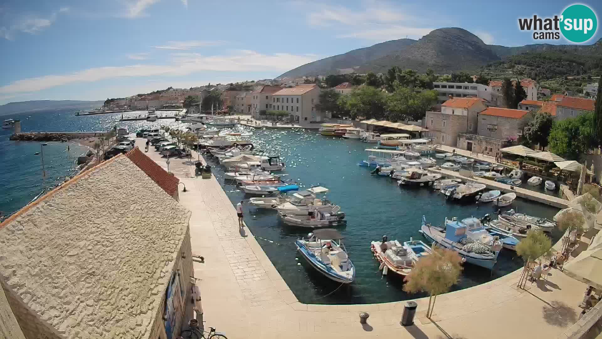 Spletna kamera Bol pristanišče – Pogled v živo na Rivo in marino