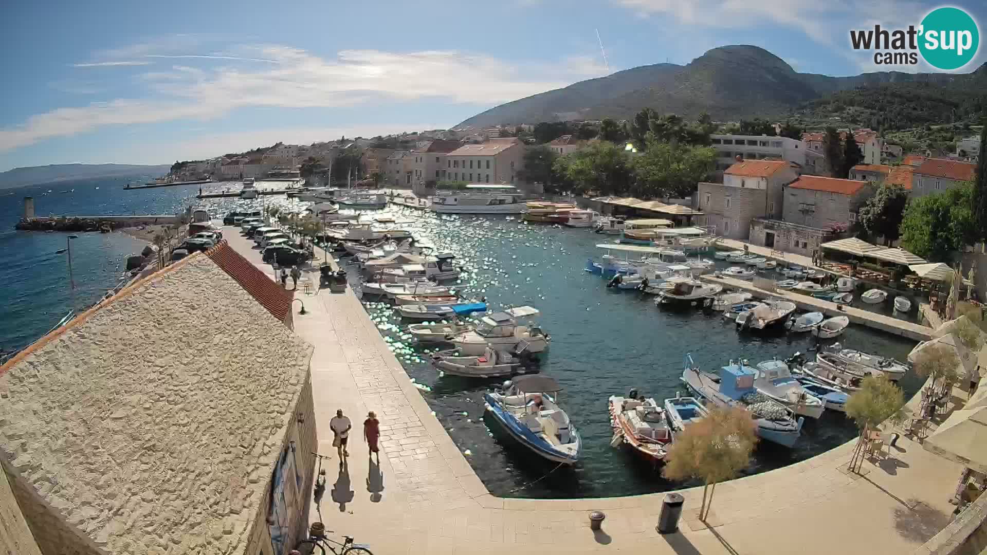 Spletna kamera Bol pristanišče – Pogled v živo na Rivo in marino
