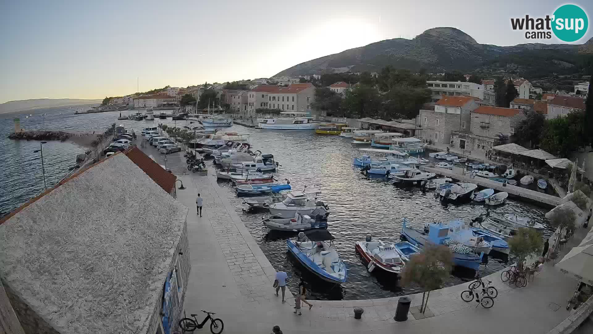 Spletna kamera Bol pristanišče – Pogled v živo na Rivo in marino