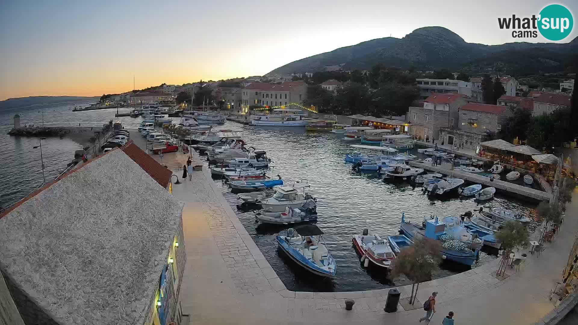 Web kamera Bol Riva – Pogled uživo na luku i marinu