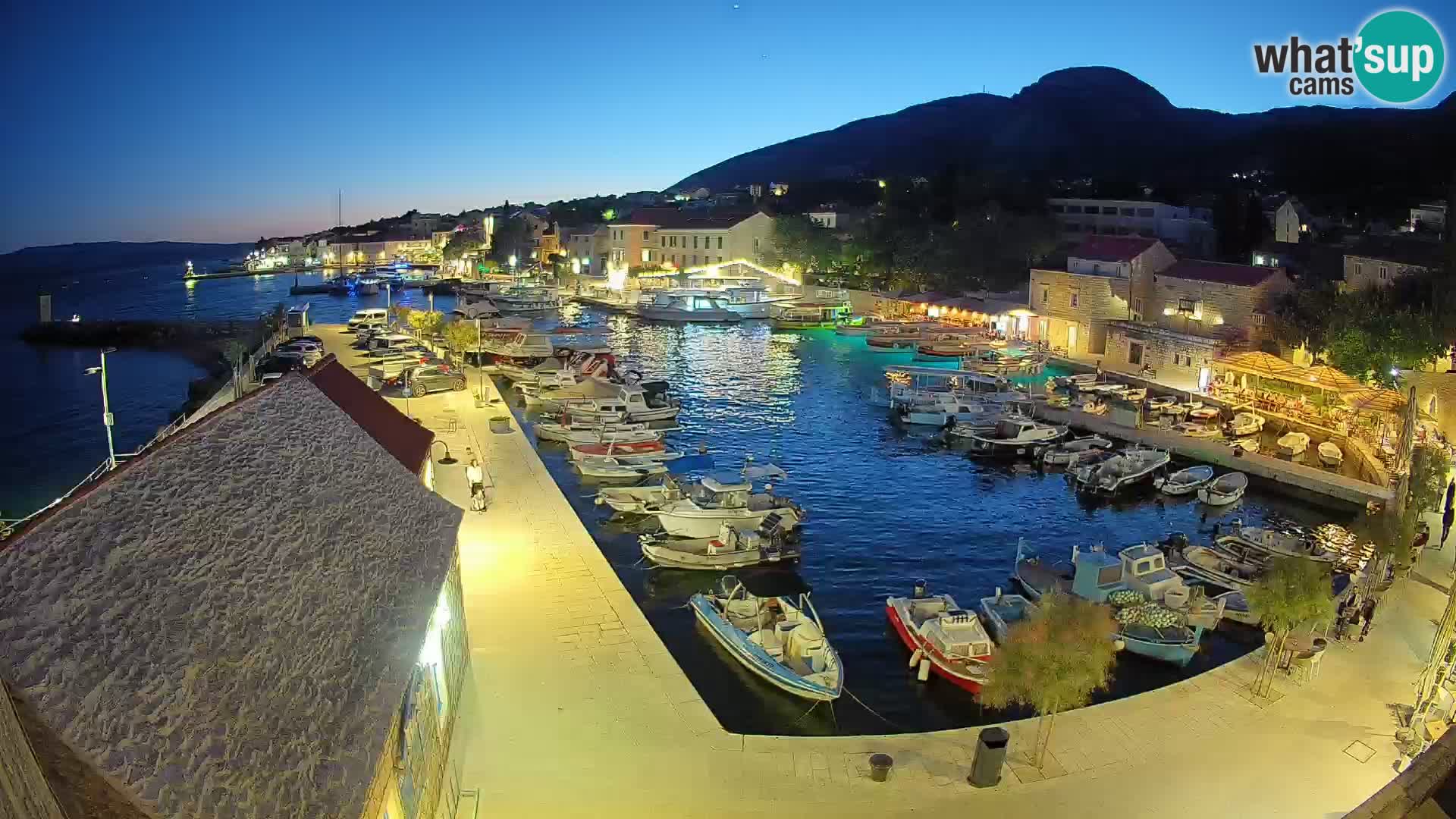Spletna kamera Bol pristanišče – Pogled v živo na Rivo in marino