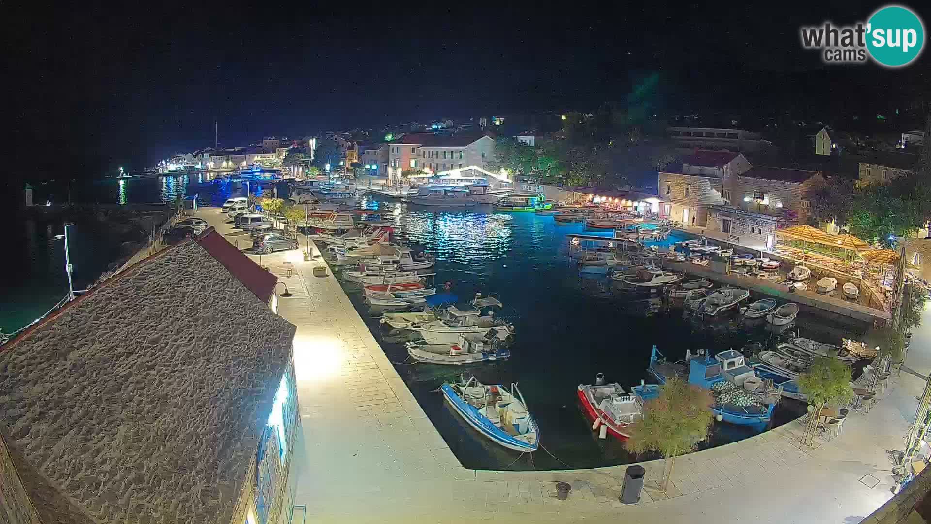 Web kamera Bol Riva – Pogled uživo na luku i marinu