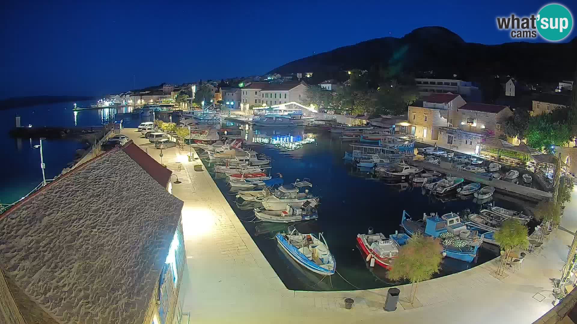 Web kamera Bol Riva – Pogled uživo na luku i marinu