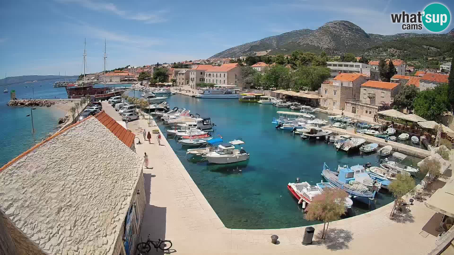 Spletna kamera Bol pristanišče – Pogled v živo na Rivo in marino