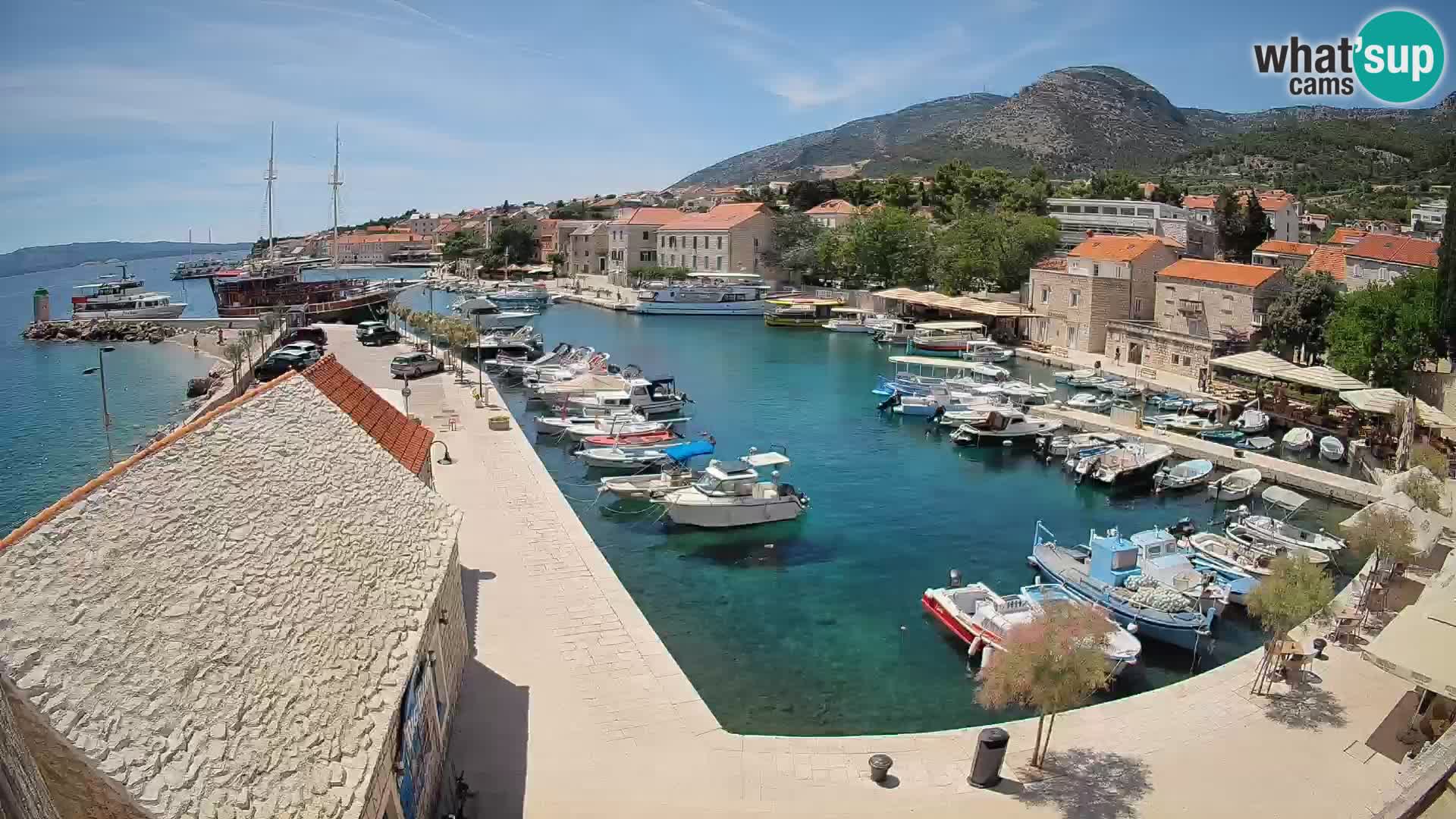 Spletna kamera Bol pristanišče – Pogled v živo na Rivo in marino