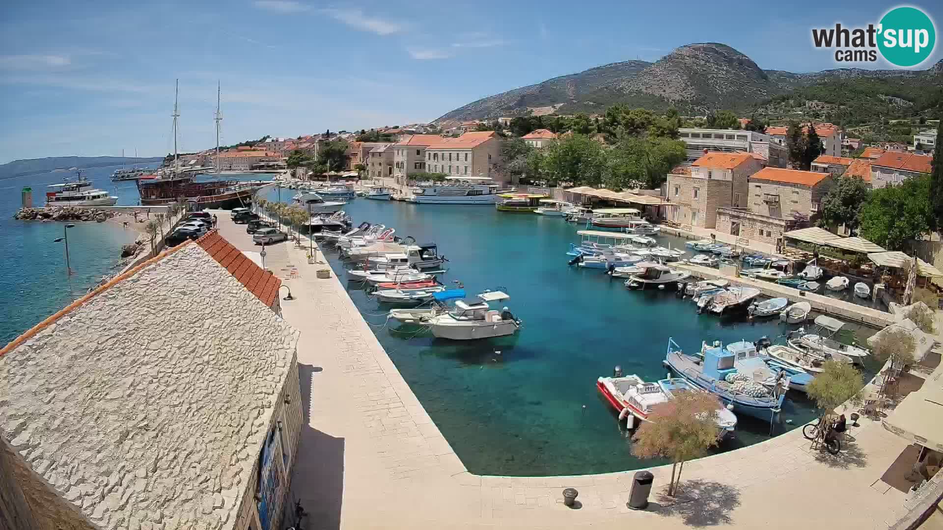 Spletna kamera Bol pristanišče – Pogled v živo na Rivo in marino