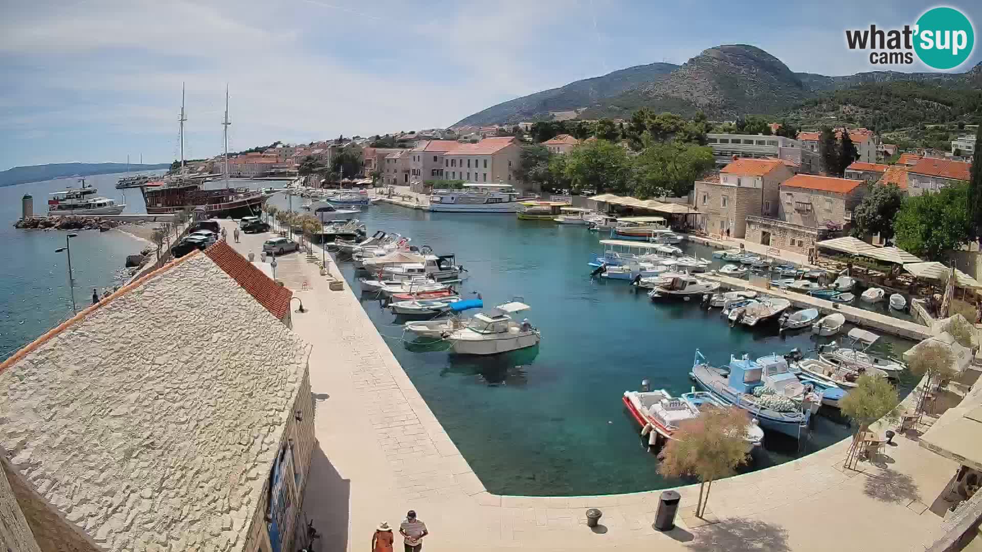 Spletna kamera Bol pristanišče – Pogled v živo na Rivo in marino