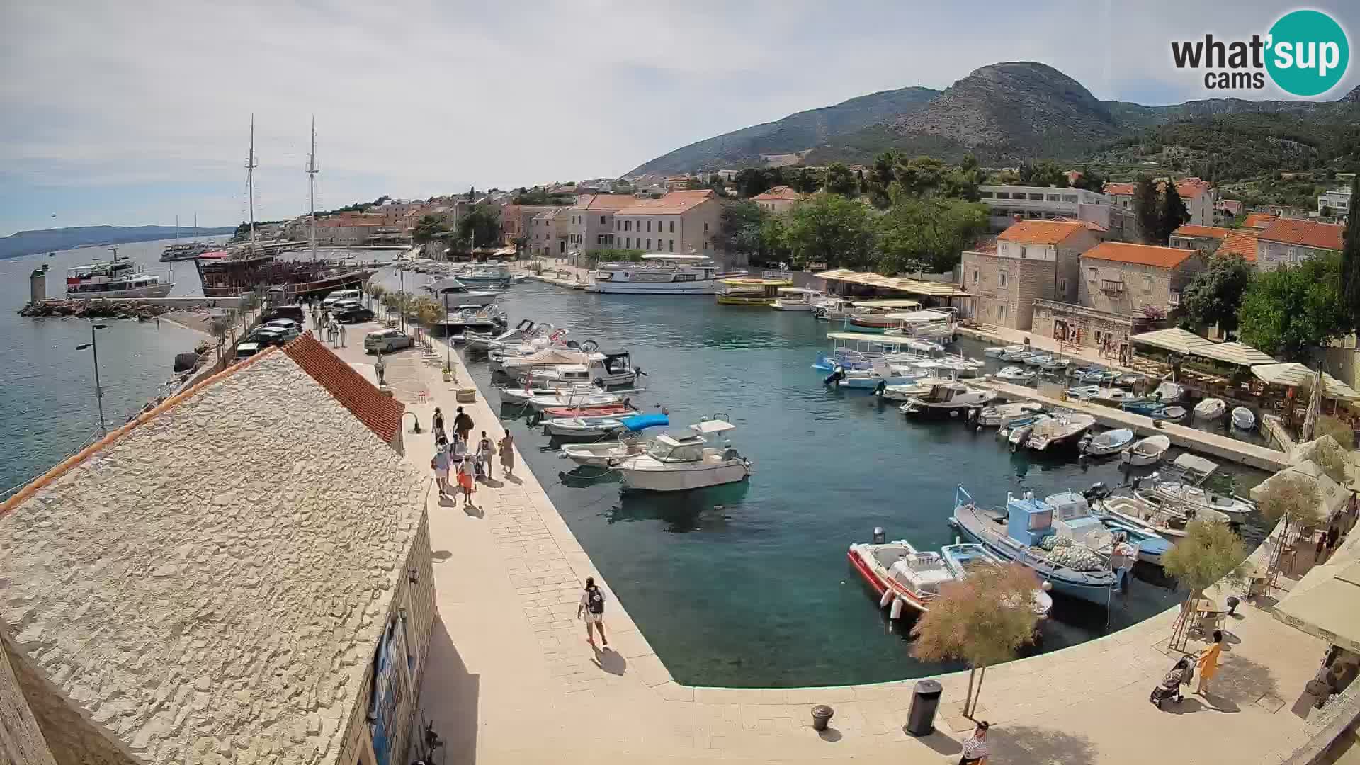Spletna kamera Bol pristanišče – Pogled v živo na Rivo in marino