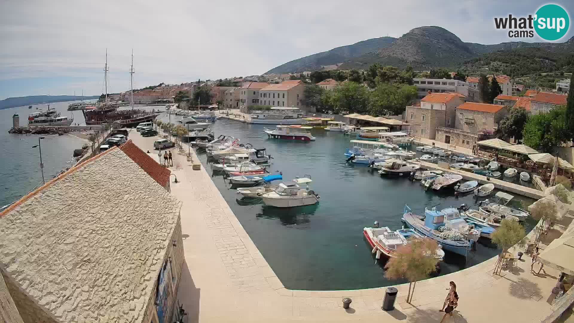 Spletna kamera Bol pristanišče – Pogled v živo na Rivo in marino