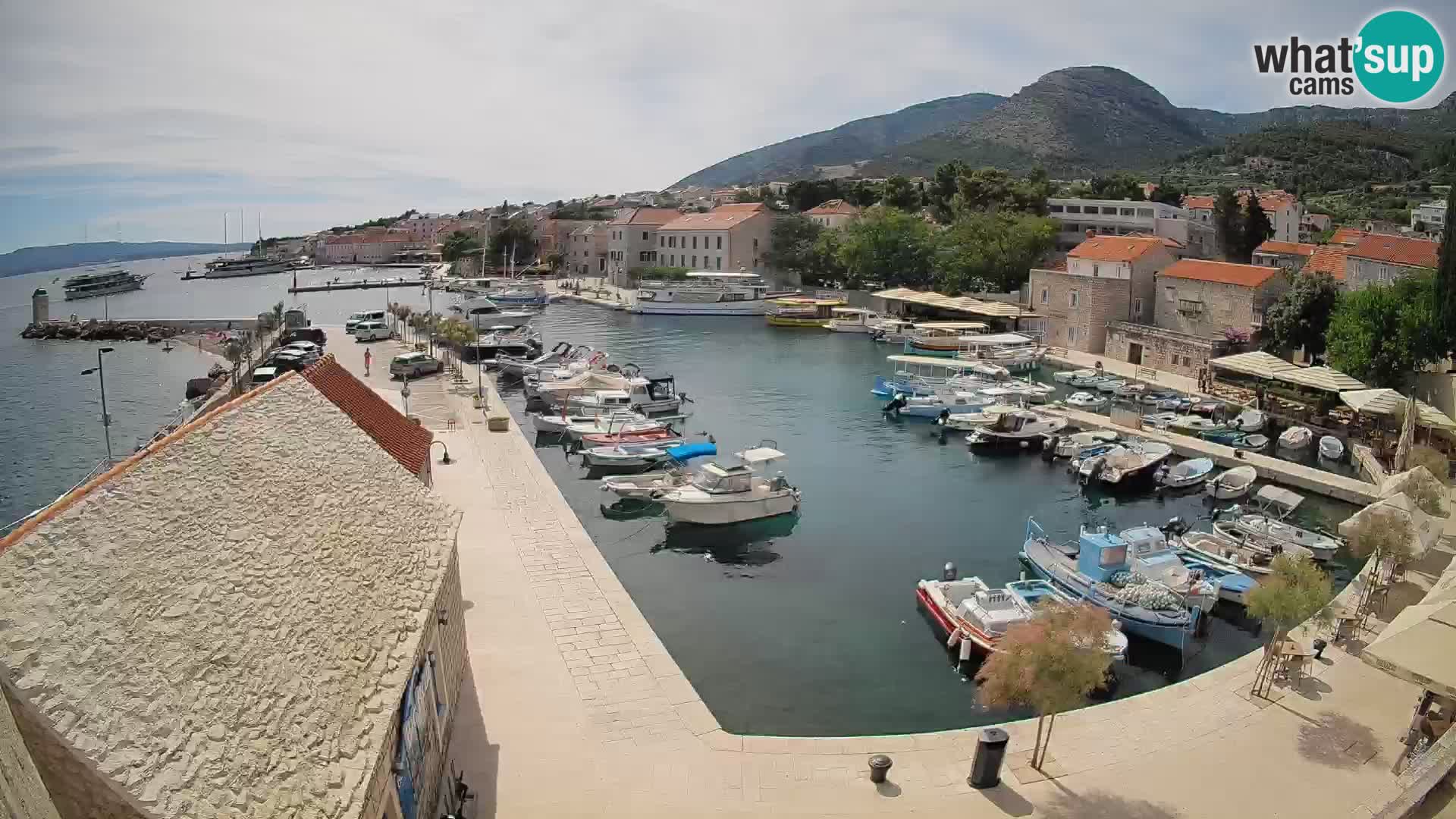 Spletna kamera Bol pristanišče – Pogled v živo na Rivo in marino