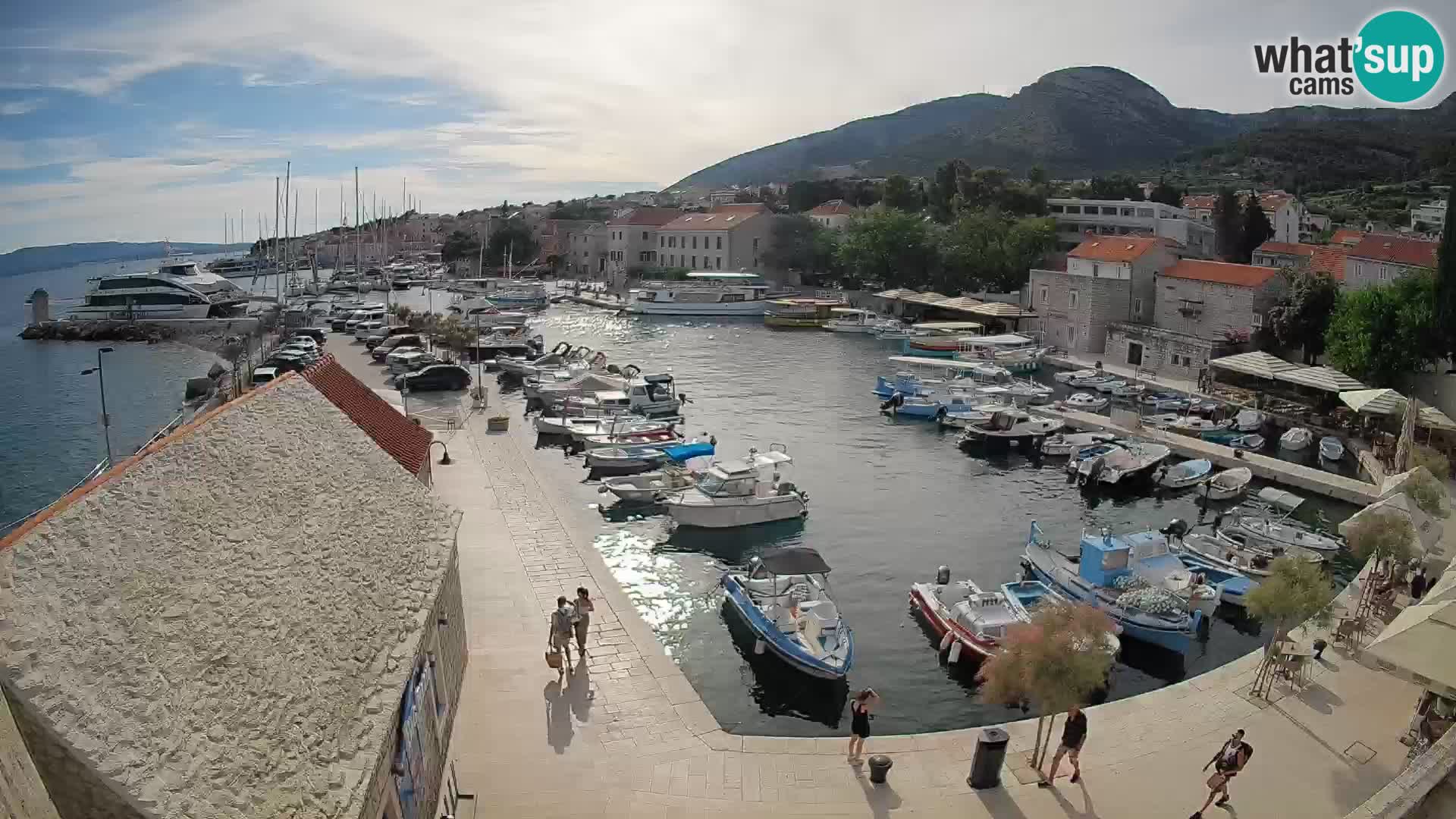 Spletna kamera Bol pristanišče – Pogled v živo na Rivo in marino