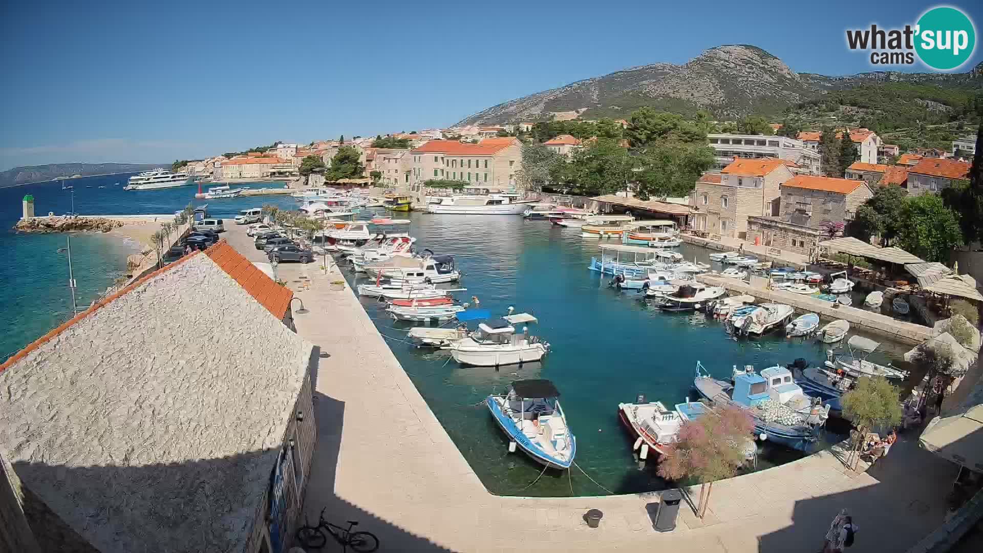 Spletna kamera Bol pristanišče – Pogled v živo na Rivo in marino