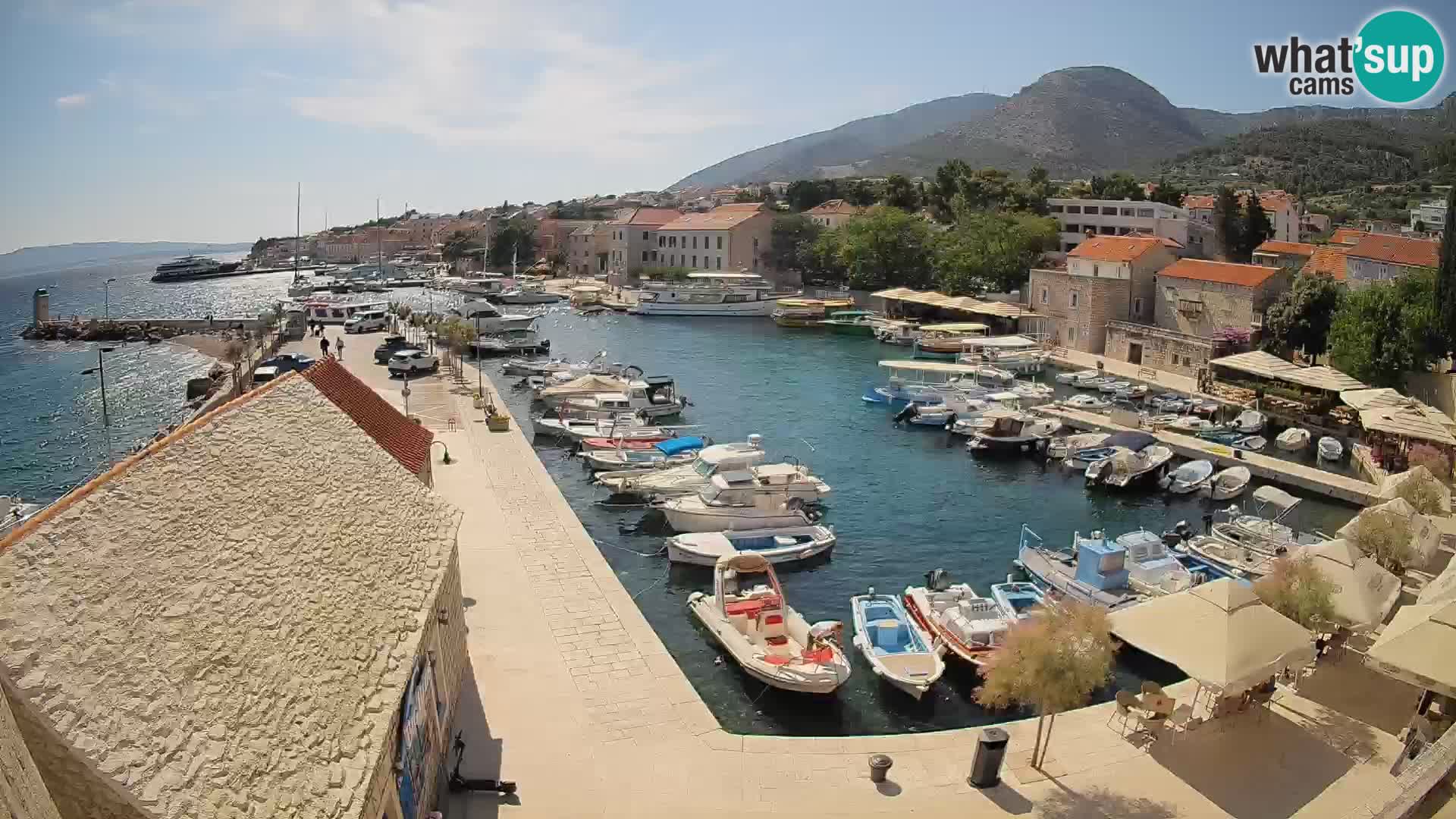 Web kamera Bol Riva – Pogled uživo na luku i marinu