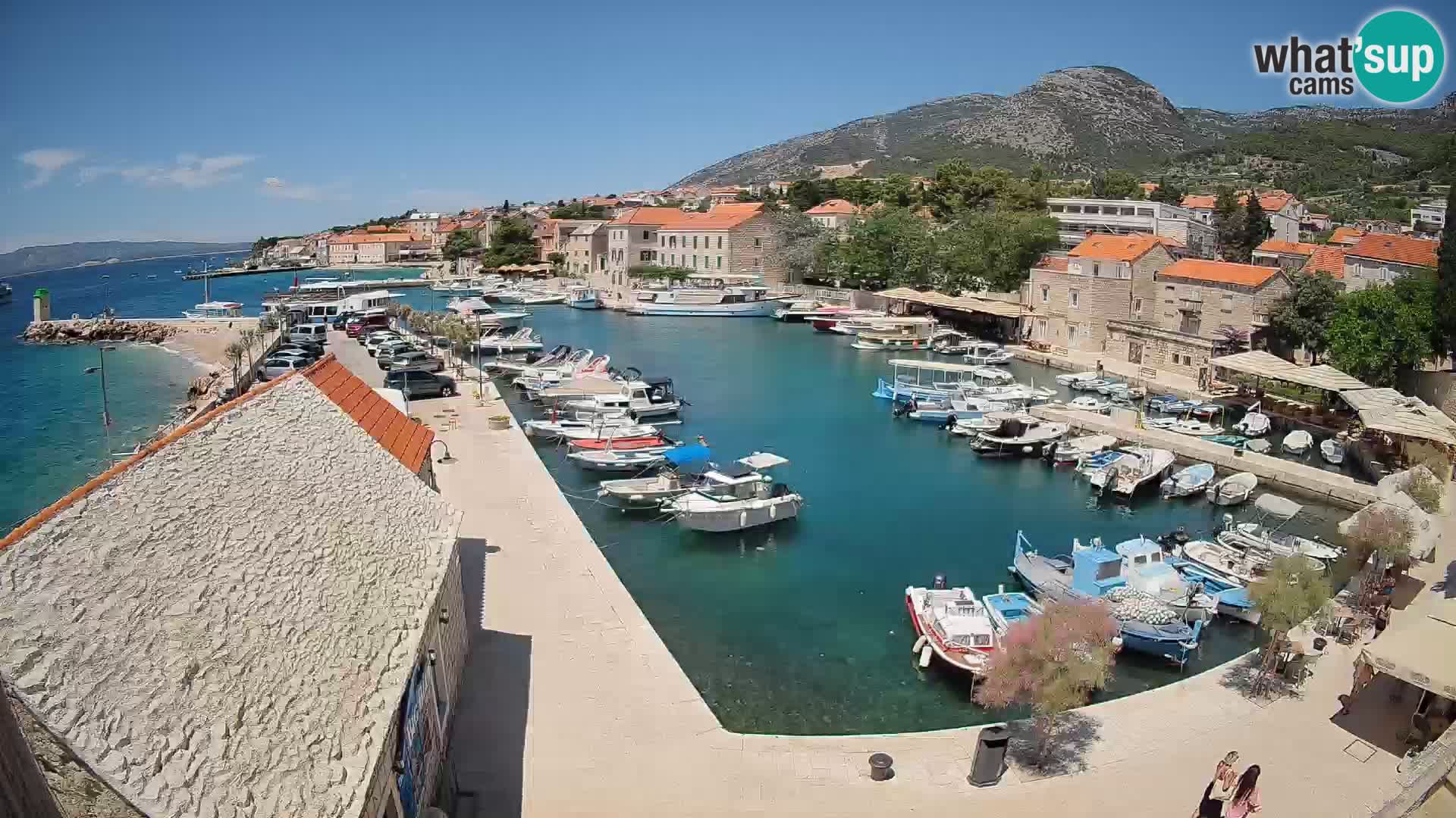 Spletna kamera Bol pristanišče – Pogled v živo na Rivo in marino