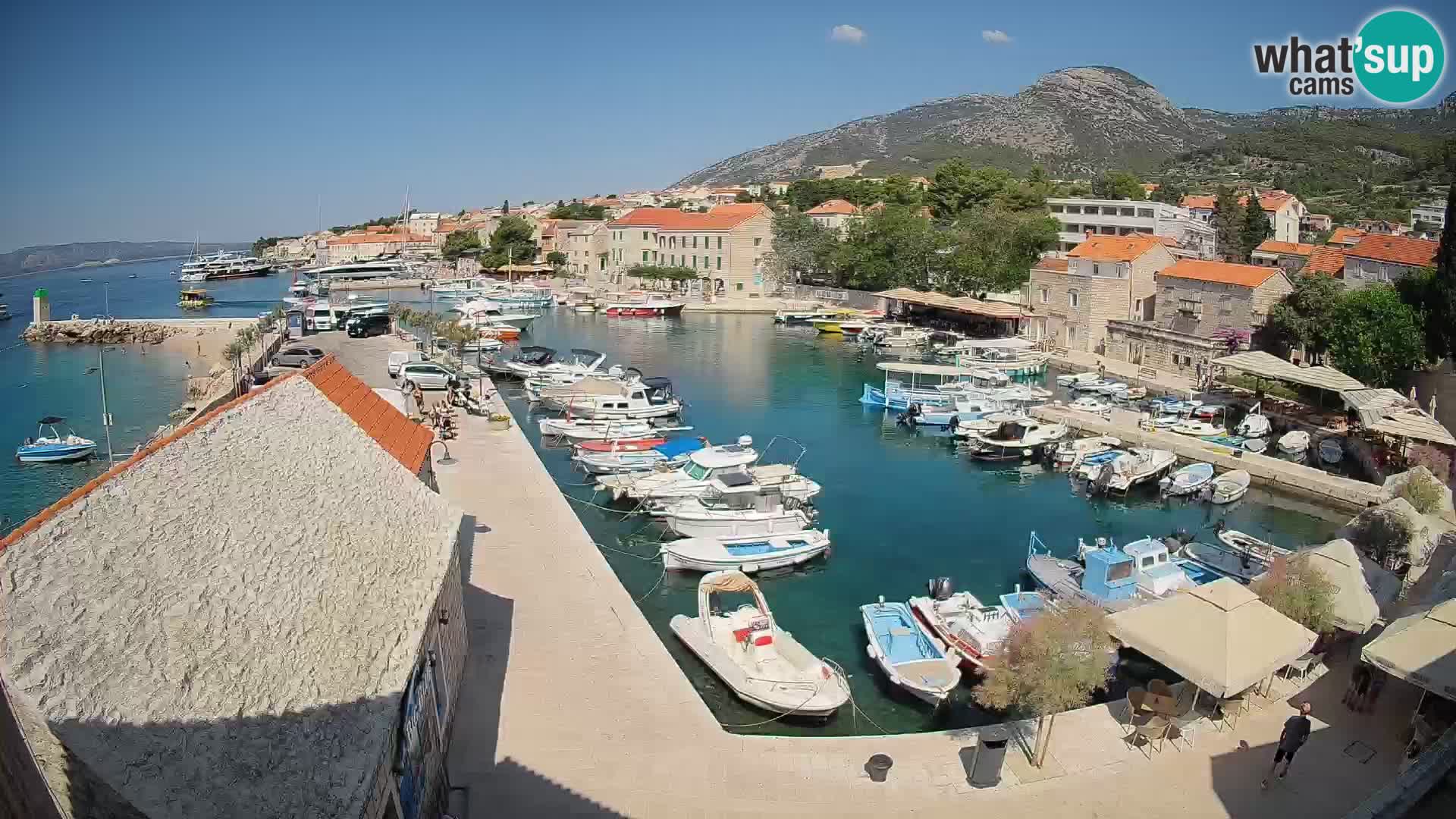 Spletna kamera Bol pristanišče – Pogled v živo na Rivo in marino