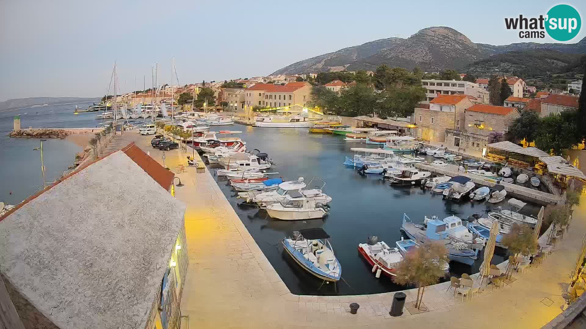 Webcam porto di Bol – Vista live sulla Riva e Marina