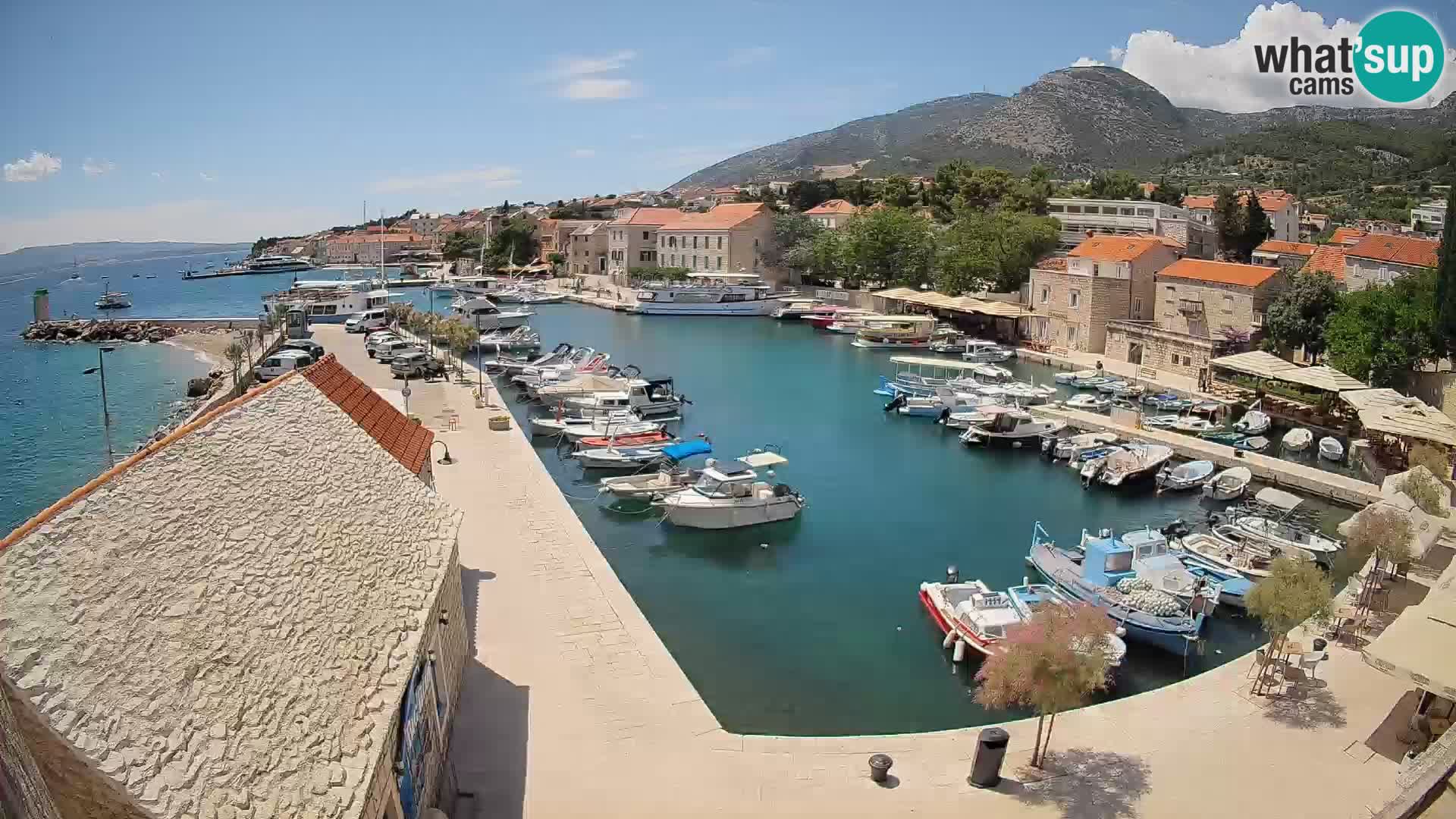 Web kamera Bol Riva – Pogled uživo na luku i marinu