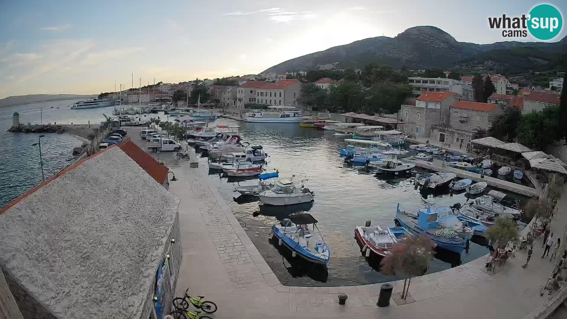 Spletna kamera Bol pristanišče – Pogled v živo na Rivo in marino