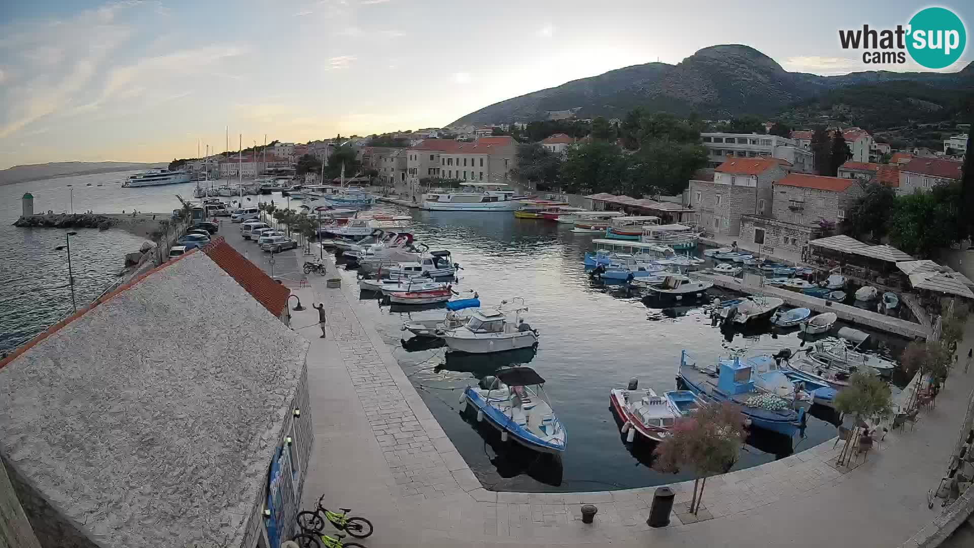 Web kamera Bol Riva – Pogled uživo na luku i marinu