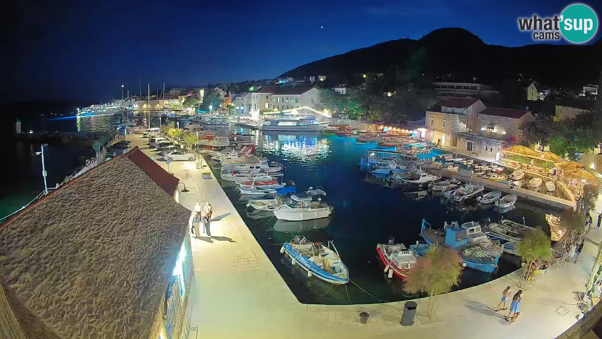 Web kamera Bol Riva – Pogled uživo na luku i marinu