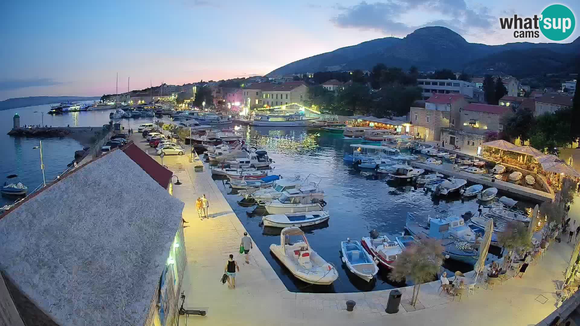 Spletna kamera Bol pristanišče – Pogled v živo na Rivo in marino