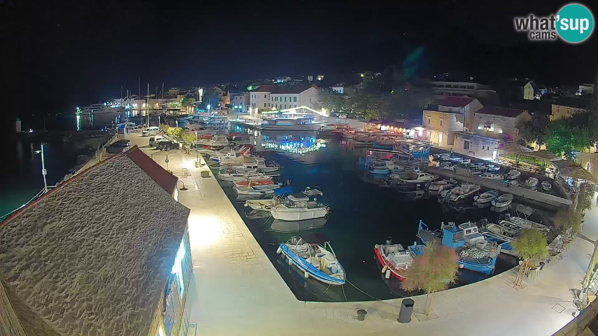 Spletna kamera Bol pristanišče – Pogled v živo na Rivo in marino